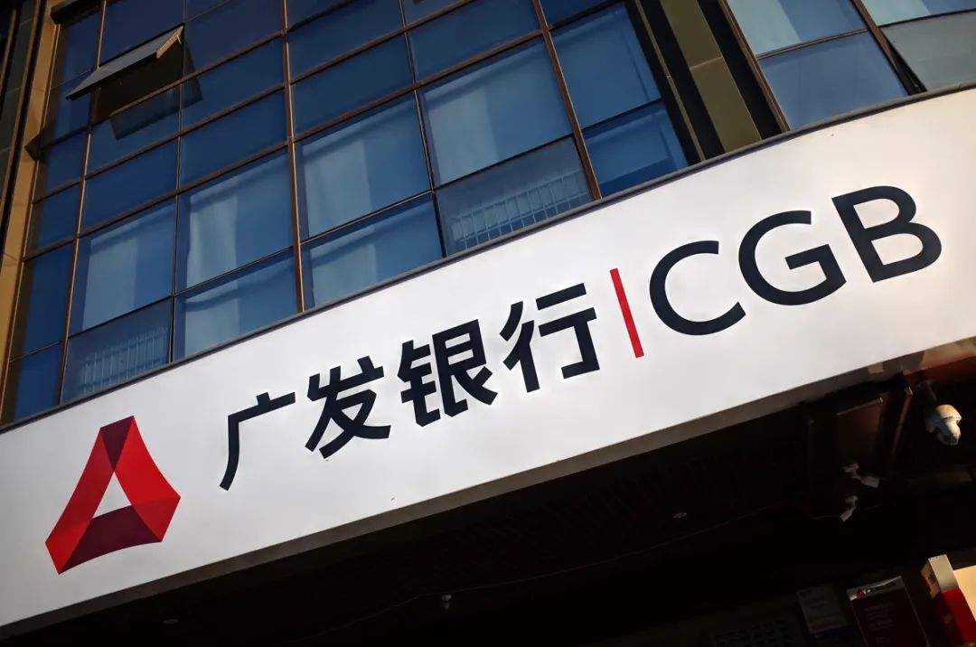 銀行行長舉報四川藍光楊鏗詐騙國家抗疫儲備款55億元，藍光回應(yīng)：造謠，已報案；廣發(fā)回應(yīng)：舉報人系冒充。