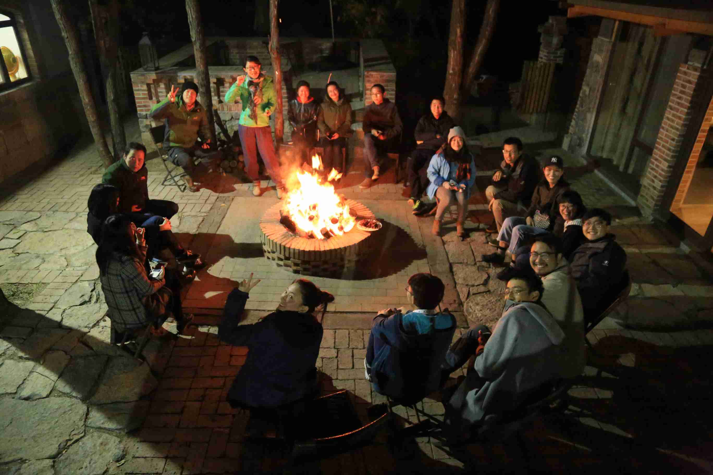 圖13  圍著火塘聊天夜話，成為東莊最具吸引力的場景.jpg